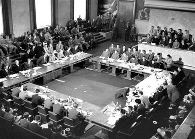 Chiến thắng Điện Biên Phủ buộc chính phủ Pháp phải ký kết Hiệp định Geneva (7/1954) công nhận độc lập, chủ quyền, thống nhất và toàn vẹn lãnh thổ ba nước Đông Dương, kết thúc vẻ vang cuộc kháng chiến trường kỳ, gian khổ kéo dài 9 năm (1945 - 1954). Ảnh: TTXVN