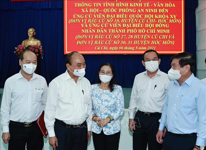 Trong ảnh: Chủ tịch nước Nguyễn Xuân Phúc, Chủ tịch Hội đồng Quốc phòng - An ninh với các đại biều. Ảnh: Thống Nhất – TTXVN

