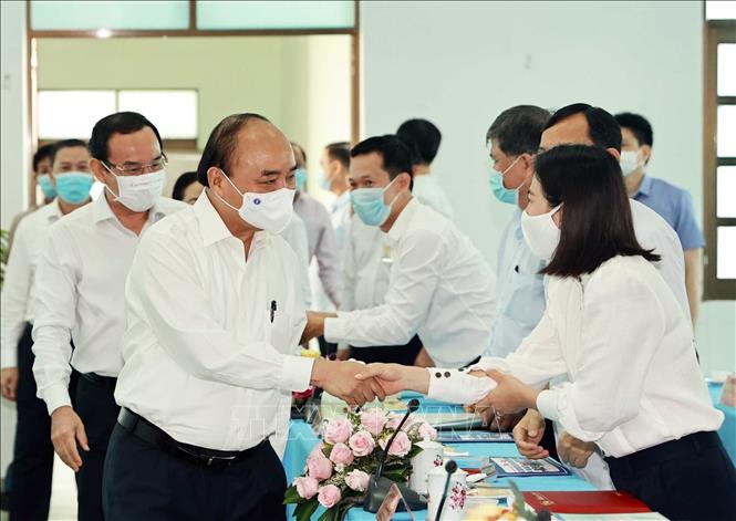 Trong ảnh: Chủ tịch nước Nguyễn Xuân Phúc, Chủ tịch Hội đồng Quốc phòng - An ninh với các đại biều. Ảnh: Thống Nhất – TTXVN