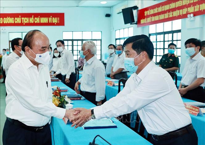 Trong ảnh: Chủ tịch nước Nguyễn Xuân Phúc, Chủ tịch Hội đồng Quốc phòng - An ninh với các đại biều. Ảnh: Thống Nhất – TTXVN