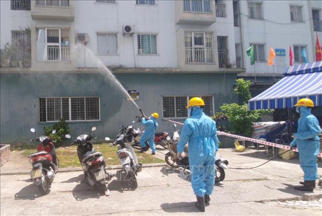 Trong ảnh: Lực lượng Hóa học tiến hành công tác tiêu độc, khử trùng, phòng ngừa COVID-19 tại khu vực xung quanh chung cư 12T3. Ảnh: Văn Dũng - TTXVN
