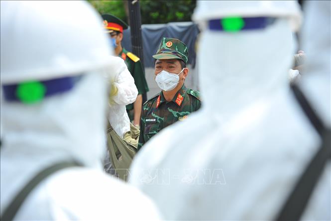 Lực lượng bộ đội hóa học tham gia phun thuốc khử trùng Bệnh viện Bệnh Nhiệt đới Trung ương cơ sở Đông Anh. Ảnh: Minh Đức-TTXVN