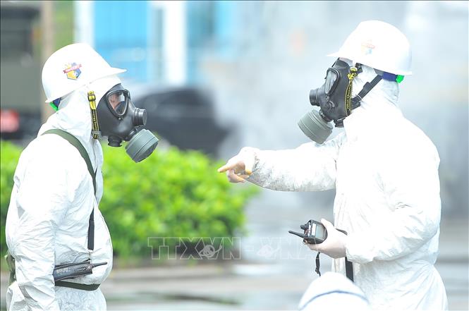 Lực lượng bộ đội hóa học tham gia phun thuốc khử trùng Bệnh viện Bệnh Nhiệt đới Trung ương cơ sở Đông Anh. Ảnh: Minh Đức-TTXVN
