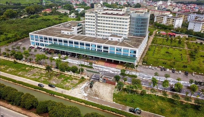 Bộ đội hóa học phun thuốc khử khuẩn toàn bộ khuân viên Bệnh viện Nhiệt đới Trung ương cơ sở 2 nhìn từ trên cao. Ảnh: Thành Đạt - TTXVN