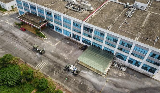 Bộ đội hóa học phun thuốc khử khuẩn toàn bộ khuân viên Bệnh viện Nhiệt đới Trung ương cơ sở 2 nhìn từ trên cao. Ảnh: Thành Đạt - TTXVN