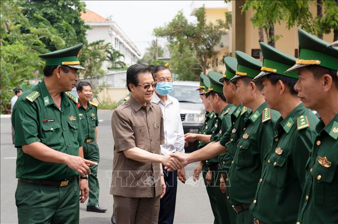 Bí thư Tỉnh ủy An Giang Lê Hồng Quang làm việc với Bộ Chỉ huy Bộ đội Biên phòng tỉnh An Giang. Ảnh: Công Mạo-TTXVN