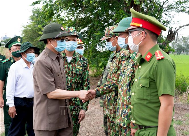 Bí thư Tỉnh ủy An Giang Lê Hồng Quang thăm, động viên cán bộ, chiến sĩ các lực lượng đang làm nhiệm vụ tại chốt phòng, chống COVID-19 số 7 Đồn Biên phòng Vĩnh Ngươn, Bộ đội Biên phòng tỉnh An Giang. Ảnh: Công Mạo-TTXVN