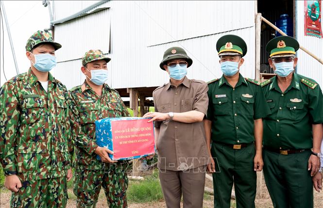 Bí thư Tỉnh ủy An Giang Lê Hồng Quang (giữa) tặng quà, động viên cán bộ, chiến sĩ các lực lượng đang làm nhiệm vụ tại chốt phòng, chống COVID-19 số 7 Đồn Biên phòng Vĩnh Ngươn, Bộ đội Biên phòng tỉnh An Giang. Ảnh: Công Mạo-TTXVN