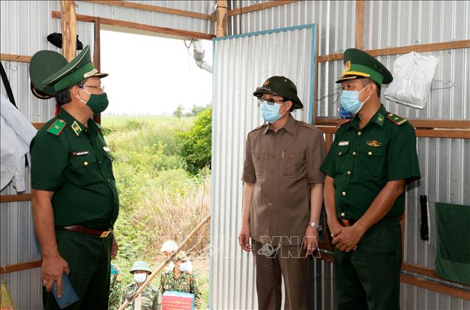 Bí thư Tỉnh ủy An Giang Lê Hồng Quang (giữa) và Thiếu tướng Nguyễn Hoài Phương, Phó Tư lệnh Bộ đội Biên phòng (bên trái) khảo sát điều kiện sinh hoạt của cán bộ, chiến sĩ các lực lượng đang làm nhiệm vụ tại chốt phòng, chống COVID-19 số 7 Đồn Biên phòng Vĩnh Ngươn, Bộ đội Biên phòng tỉnh An Giang. Ảnh: Công Mạo-TTXVN