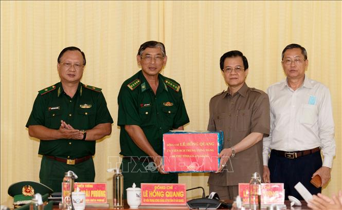 Bí thư Tỉnh ủy An Giang Lê Hồng Quang (thứ hai, từ phải qua) tặng quà Bộ Chỉ huy Bộ đội Biên phòng tỉnh An Giang. Ảnh: Công Mạo-TTXVN