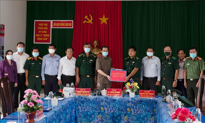 Bí thư Tỉnh ủy An Giang Lê Hồng Quang và đoàn công tác tặng quà, động viên cán bộ, chiến sĩ Đồn Biên phòng Nhơn Hội. Ảnh: Công Mạo-TTXVN