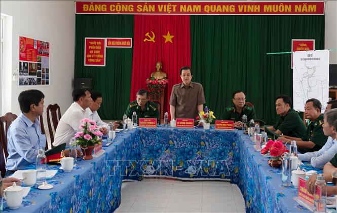Bí thư Tỉnh ủy An Giang Lê Hồng Quang phát biểu tại buổi làm việc với Đồn Biên phòng Nhơn Hội. Ảnh: Công Mạo-TTXVN