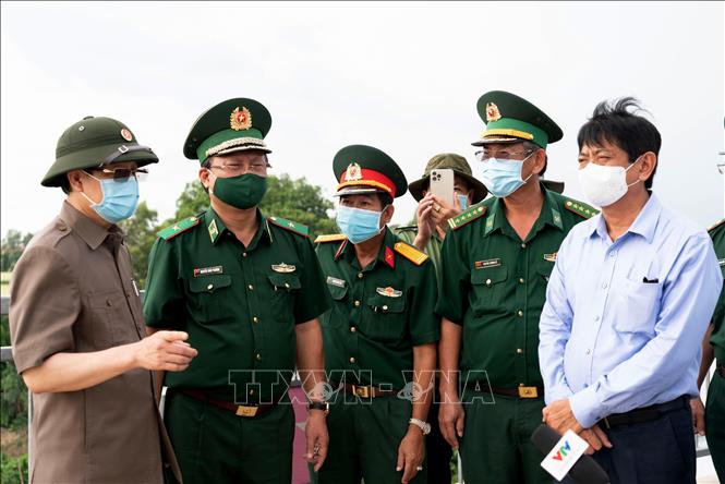 Bí thư Tỉnh ủy An Giang Lê Hồng Quang khảo sát công tác phòng, chống dịch bệnh COVID-19 tại Trạm Kiểm soát liên hợp Khánh Bình (Đồn Biên phòng cửa khẩu Long Bình) đóng trên địa bàn xã Khánh Bình, huyện An Phú. Ảnh: Công Mạo-TTXVN