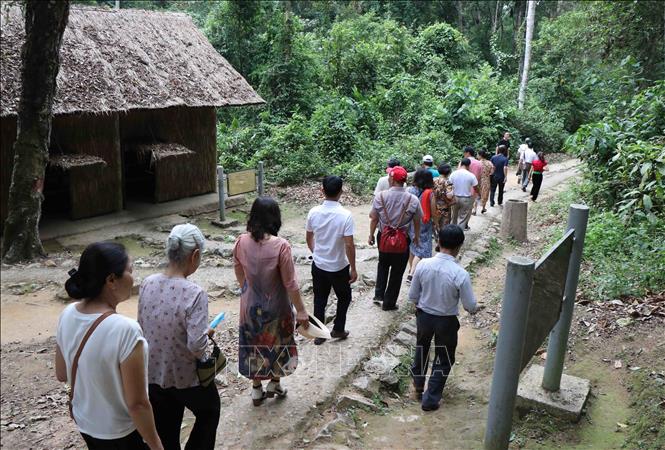 Photo: Tourists visit the meeting hut of the campaign's command. VNA Photo: Xuân Tiến