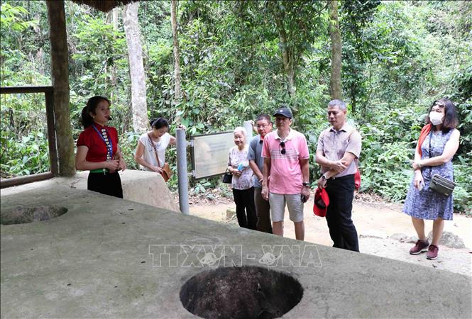 Photo: Tourists visit the Hoang Cam smokeless stove system, named after its inventor, in the site. VNA Photo: Xuân Tiến
