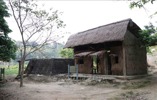 Photo: The working hut and shelter of Head of Information Board Hoang Dạo Thuy. VNA Photo: Xuân Tiến