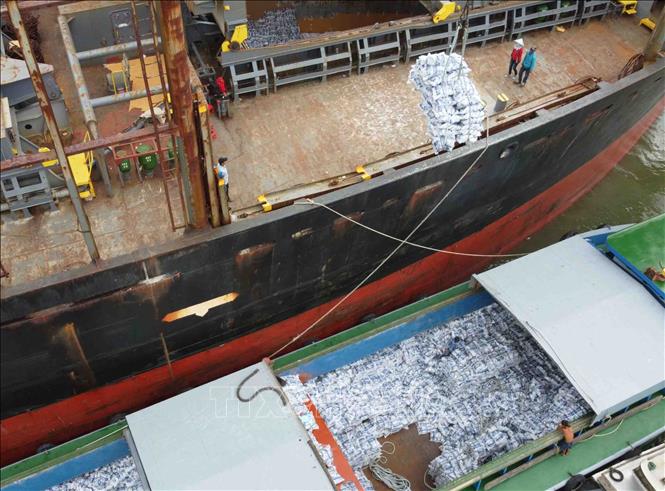 Trong ảnh: Bốc xếp gạo xuất khẩu tại cảng Sài Gòn. Ảnh: Vũ Sinh - TTXVN
