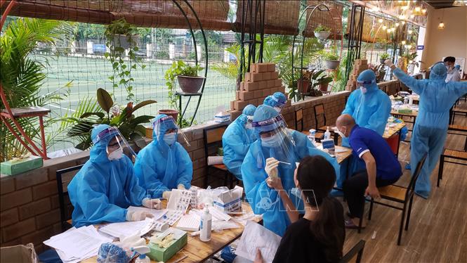 Trong ảnh: Nhân viên Phòng khám Đa khoa Medlatec lấy mẫu bệnh phẩm xét nghiệm COVID-19 cho người dân tại khu Đô thị Đồng Sơn, thành phố Phúc Yên, tỉnh Vĩnh Phúc. Ảnh: Hoàng Hùng - TTXVN