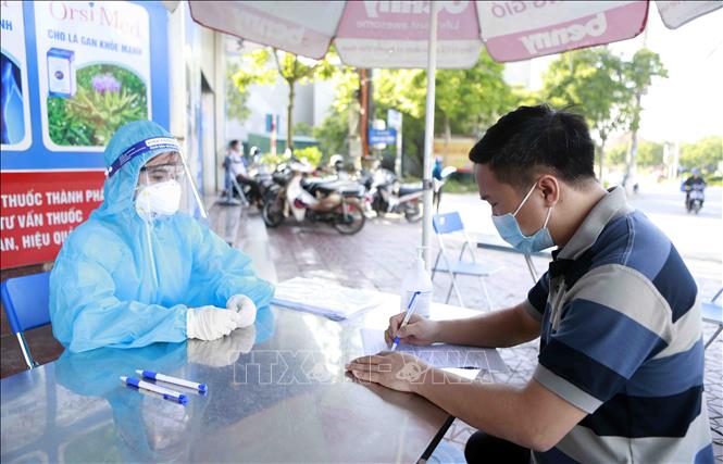 Trong ảnh: Kê khai thông tin trước khi lấy mẫu bệnh phẩm xét nghiệm COVID-19 tại Phòng khám Đa khoa Medlatec Vĩnh Phúc. Ảnh: Hoàng Hùng  - TTXVN
