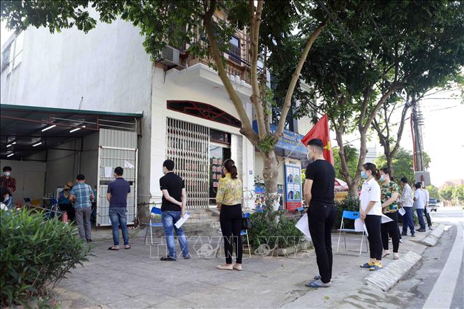 Trong ảnh: Người dân xếp hàng đợi lấy mẫu bệnh phẩm xét nghiệm COVID-19 tại Phòng khám Đa khoa Medlatec Vĩnh Phúc. Ảnh: Hoàng Hùng  - TTXVN