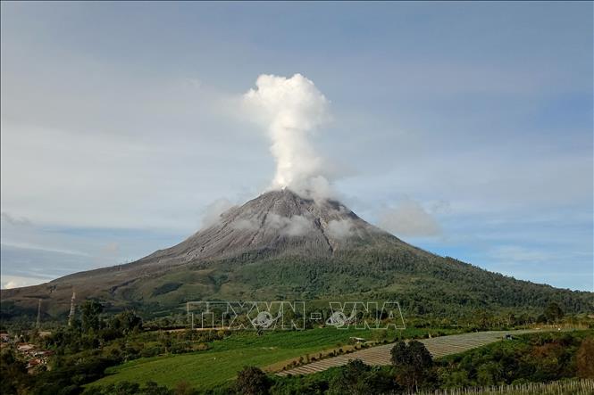 Trong ảnh: Cột tro bụi phun lên từ miệng núi lửa Sinabung nhìn từ Karo, Bắc Sumatra, Indonesia, ngày 26/4/2021. Ảnh: AFP/ TTXVN