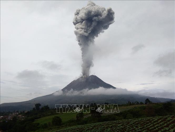 Trong ảnh: Cột tro bụi phun lên từ miệng núi lửa Sinabung nhìn từ Karo, Bắc Sumatra, Indonesia, ngày 26/4/2021. Ảnh: AFP/ TTXVN