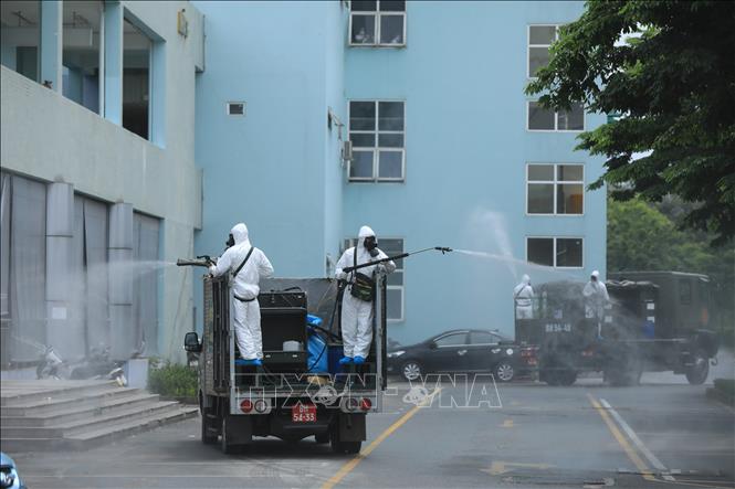 Cán bộ, chiến sỹ Binh chủng Hóa học và Bộ Tư lệnh Thủ đô phun khử khuẩn tại Bệnh viện cơ sở Tân Triều. Ảnh: Minh Đức - TTXVN