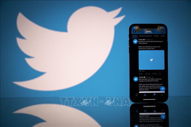 Trong ảnh: Biểu tượng Twitter trên màn hình điện thoại di động và máy tính bảng. Ảnh: AFP/ TTXVN