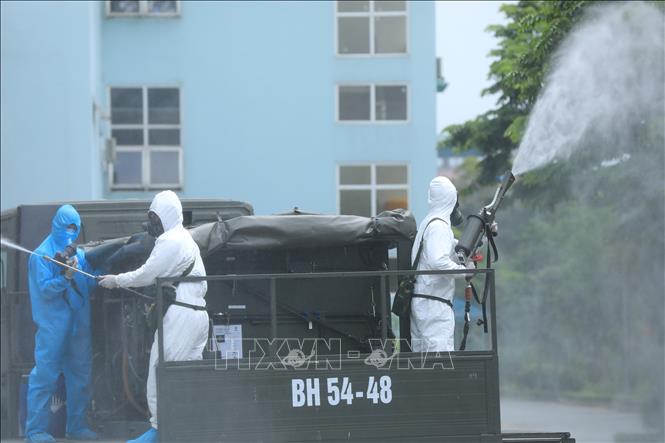 Cán bộ, chiến sỹ Binh chủng Hóa học và Bộ Tư lệnh Thủ đô phun khử khuẩn tại Bệnh viện cơ sở Tân Triều. Ảnh: Minh Đức - TTXVN