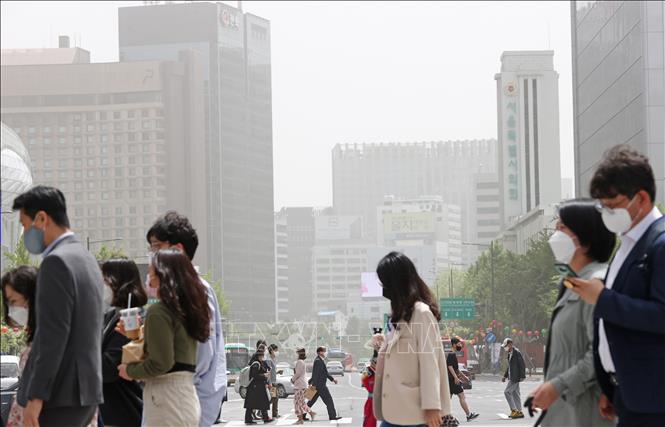 Trong ảnh: Bụi mịn bao phủ bầu trời tại Seoul, Hàn Quốc, ngày 7/5/2021. Ảnh: Yonhap/ TTXVN