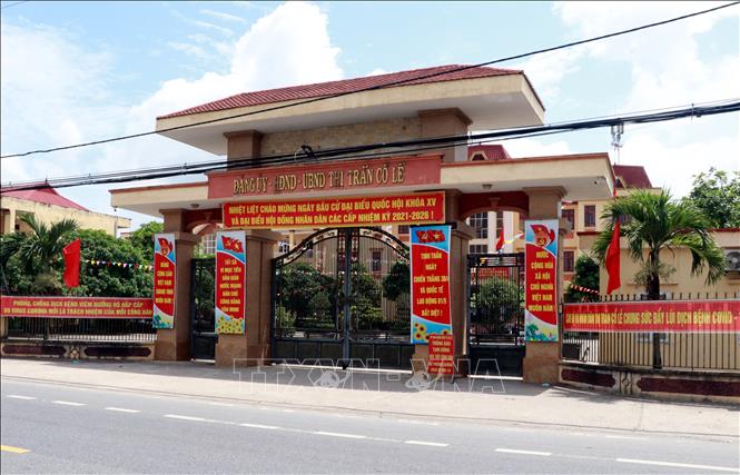 Trong ảnh: UBND thị trấn Cổ Lễ, huyện Trực Ninh thông báo tạm dừng hoạt động do trường hợp dương tính với lần 1 với SARS-CoV-2 đã từng đến đây làm thủ tục hành chính. Ảnh: Văn Đạt - TTXVN