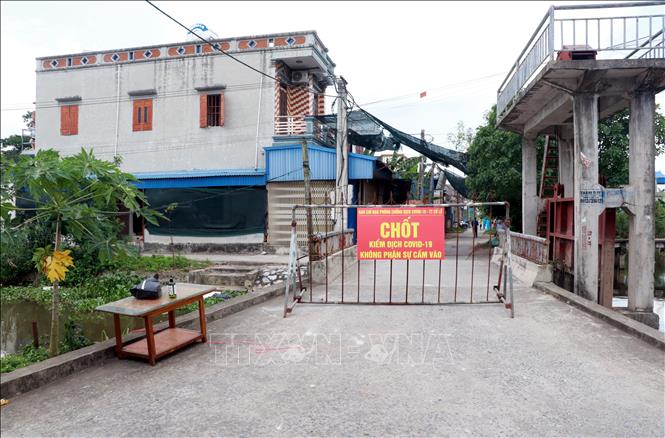 Trong ảnh: Lực lượng chức năng huyện Trực Ninh (Nam Định) lập chốt kiểm soát dịch COVID-19 chặt chẽ xung quanh các cửa ngõ ra, vào tổ dân phố Tây Kênh, thị trấn Cổ Lễ. Ảnh: Văn Đạt - TTXVN