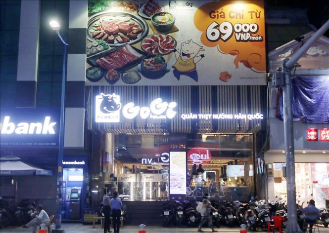 Trong ảnh: Nhà hàng Gogi House trên đường Lê Văn Sỹ (Quận 3) thực hiện quy định nhận dưới 30 khách khi tới nhà hàng. Ảnh: Thu Hương - TTXVN