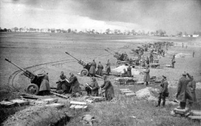 5 giờ sáng 16/4/1945, pháo binh của Hồng quân Liên Xô khai hỏa, mở đầu chiến dịch tấn công Berlin. Ảnh: Tư liệu quốc tế/TTXVN phát