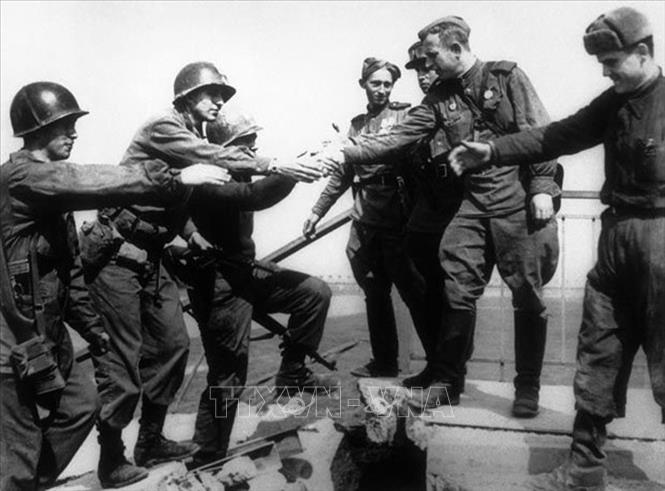Ngày 25/4/1945, những người lính của quân đội Liên Xô từ phía Đông và Mỹ từ phía Tây gặp nhau bên bờ sông Elbe, đánh dấu cột mốc quan trọng, bước ngoặt của cuộc Chiến tranh thế giới thứ II trong việc chia cắt quân đội phát xít Đức thành hai phần, đưa cuộc chiến tranh đến gần ngày kết thúc hơn. Ảnh: Tư liệu quốc tế/TTXVN phát
