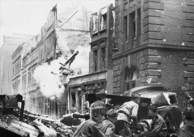 Hồng quân Liên Xô chiến đấu trên đường phố Berlin, cuối tháng 4/1945. Ảnh: Tư liệu quốc tế/TTXVN phát