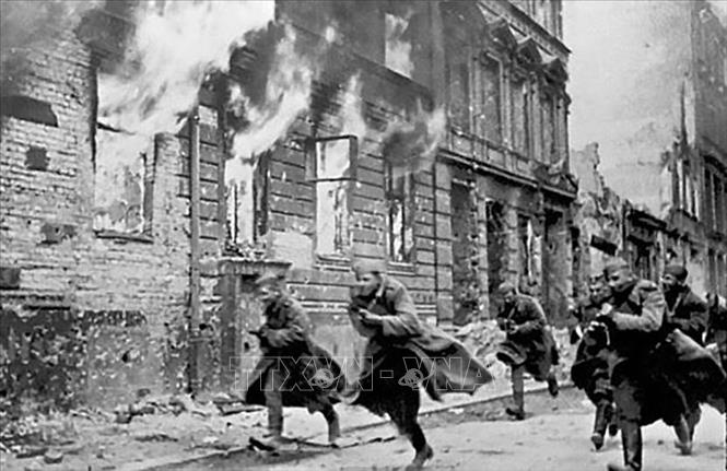 Hồng quân Liên Xô chiến đấu trên đường phố Berlin, cuối tháng 4/1945. Ảnh: Tư liệu quốc tế/TTXVN phát