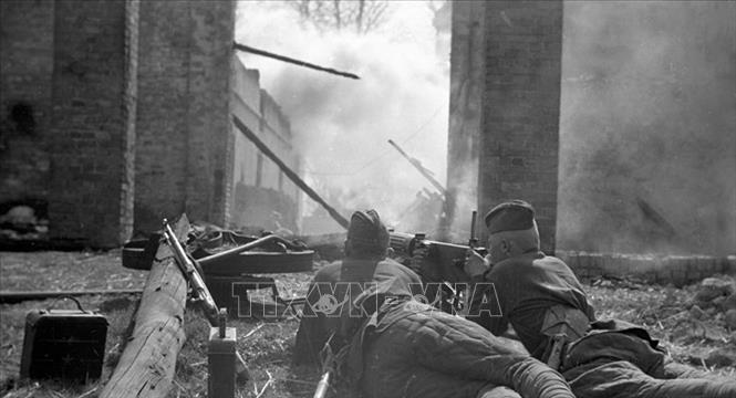 Hồng quân Liên Xô chiến đấu trên đường phố Berlin, tháng 4/1945. Ảnh: Tư liệu quốc tế/TTXVN phát