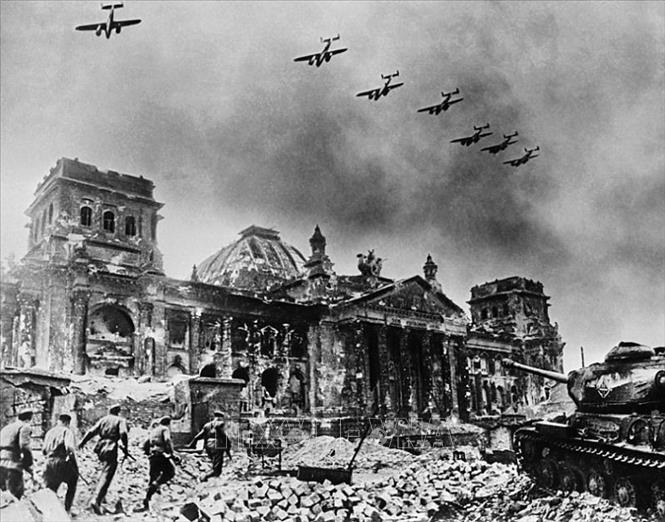 Đến chiều 30/4/1945, Hồng quân Lien Xô đã chiếm được Nhà Quốc hội Đức, cắm lá cờ chiến thắng lên nóc tòa nhà này. Ảnh: Tư liệu quốc tế/TTXVN phát