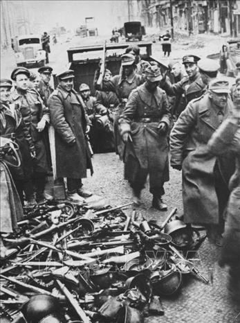 Quân Đức ra hàng Hồng quân Liên Xô tại Berlin, 30/4/1945. Ảnh: Tư liệu quốc tế/TTXVN phát