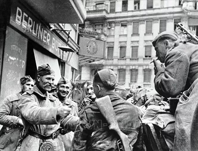 Những chiến sĩ Hồng quân Liên Xô trên đường phố Berlin vừa được giải phóng, ngày 1/5/1945. Ảnh: Tư liệu quốc tế/TTXVN phát