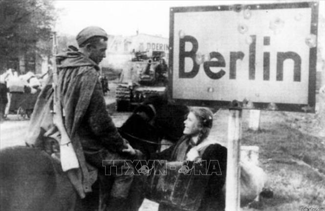 Chiến sĩ Hồng quân Liên Xô trên đường phố Berlin mới giải phóng, tháng 5/1945. Ảnh: Tư liệu quốc tế/TTXVN phát