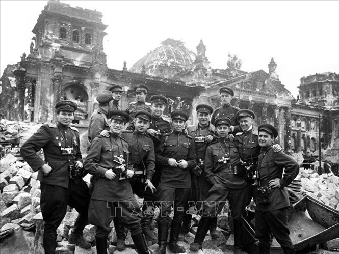 Những chiến sĩ Hồng quân trước Nhà Quốc hội Đức ở Berlin, 2/5/1945. Ảnh: Tư liệu quốc tế/TTXVN phát