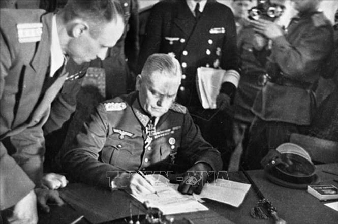 22h43 phút ngày 8/5/1945, tại ngoại ô thủ đô Berlin của Đức (0h43 phút ngày 9/5 theo giờ Moskva), Thống chế Wilhelm Keitel, đại diện toàn quyền được uỷ nhiệm của nước Đức Quốc xã đã ký văn bản đầu hàng không điều kiện Liên Xô và các nước Đồng minh, chấm dứt Chiến tranh thế giới lần thứ hai tại châu Âu. Ảnh: Tư liệu quốc tế/TTXVN phát