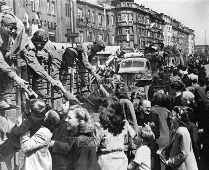Ngày 9/5/1945, Hồng quân Liên Xô tiến vào thủ đô Praha (Tiệp Khắc), nhưng phải đến 12/5, quân Đức tại đây mới đầu hàng. Trong ảnh: Người dân Praha chào đón những người lính Hồng quân trong giải phóng. Ảnh: Tư liệu quốc tế/TTXVN phát