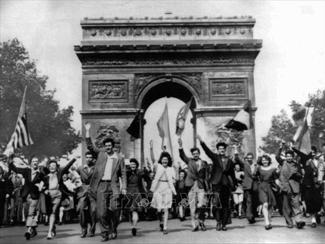 Không khí ăn mừng của hàng vạn người Pháp ở Khải Hoàn Môn, Paris (Pháp) vào ngày VE, 7/5/1945 khi Đức tuyên bố đầu hàng vô điều kiện trước quân Đồng minh. Ảnh: Tư liệu quốc tế/TTXVN phát