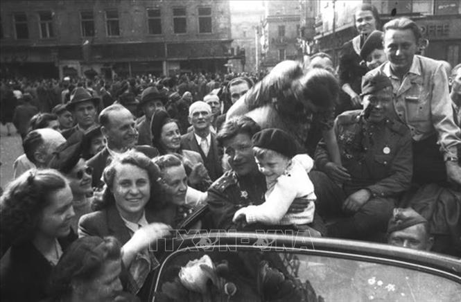Ngày 9/5/1945, Hồng quân Liên Xô tiến vào thủ đô Praha (Tiệp Khắc), nhưng phải đến 12/5, quân Đức tại đây mới đầu hàng. Trong ảnh: Người dân Praha gặp gỡ những người lính Hồng quân trong giải phóng. Ảnh: Tư liệu quốc tế/TTXVN phát