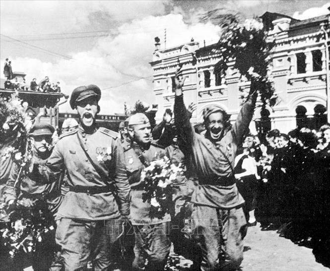 Những người lính Hồng quân Liên Xô vui mừng trong ngày mừng chiến thắng ở Moskva, 24/6/1945. Ảnh: Tư liệu quốc tế/TTXVN phát