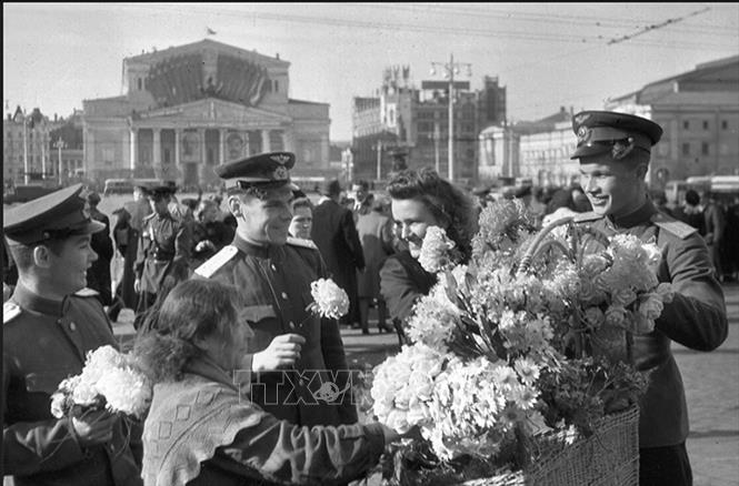 Chào mừng Ngày chiến thắng ở Moskva, 24/6/1945. Ảnh: Tư liệu quốc tế/TTXVN phát