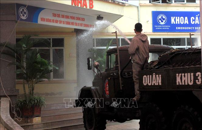 Trong ảnh: Lực lượng lực lượng hóa học Quân khu 3 phun khử khuẩn Bệnh viện Đa khoa tỉnh Thái Bình. Ảnh: Thế Duyệt – TTXVN 